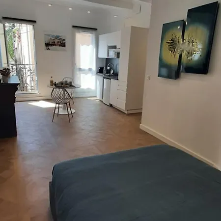 De La Comedie, 1er Etage *